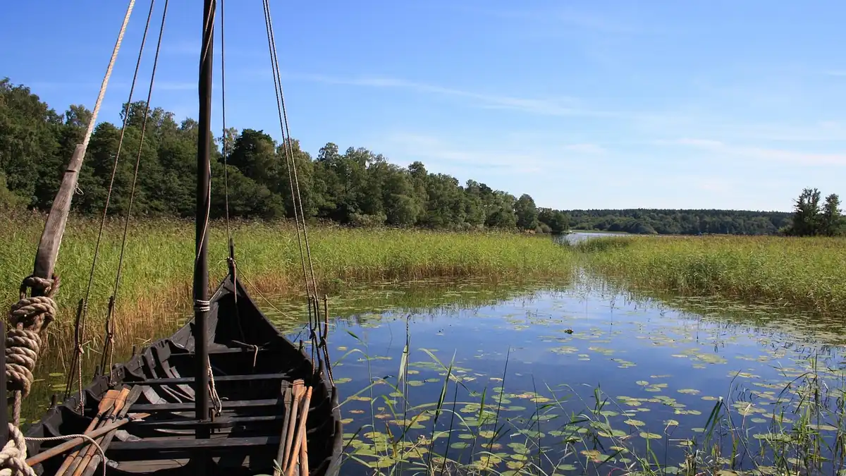 Vikingeskib på en svensk sø